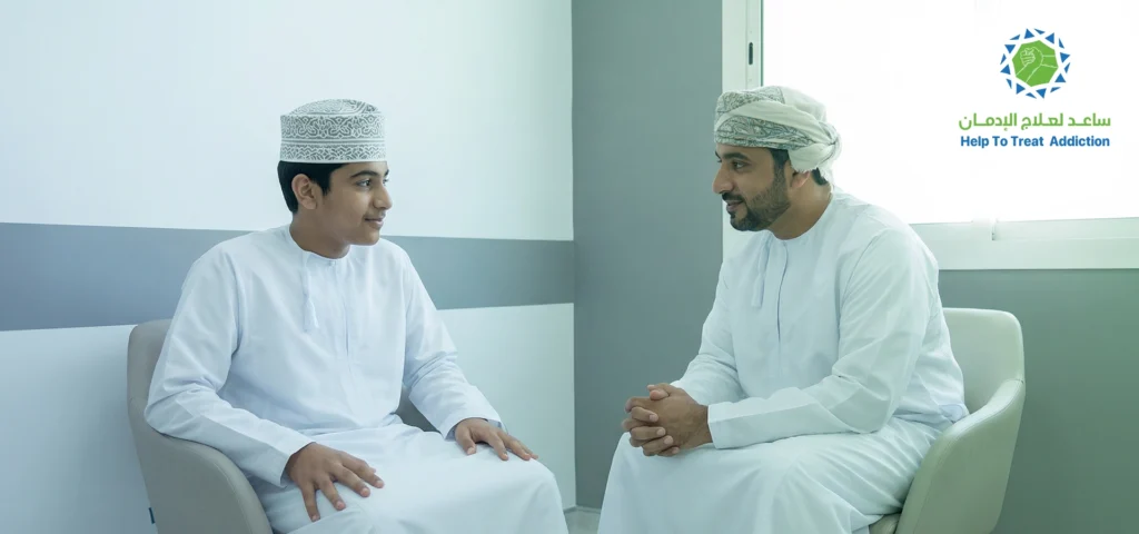 جلسة علاج نفسي لمراهق داخل مركز ساعد لعلاج الإدمان في سلطنة عُمان ضمن برنامج علاج إدمان المخدرات للمراهقين